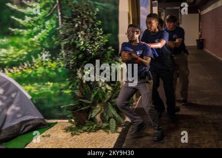 Anniston, Ala, 25 juin 2014 les élèves qui participent à l'Académie junior d'application de la loi de 2014 effacent une scène de rue simulée pendant un exercice. Au cours de cette semaine, les étudiants ont appris les bases des arrêts de la circulation, des procédures de technicien médical d'urgence, visité la prison du comté, observé une recherche de drogue d'unité K-9 et tiré des pastilles et des armes vivantes pour mieux comprendre une carrière d'application de la loi. (.. Photographies relatives aux programmes, aux activités et aux fonctionnaires de gestion des catastrophes et des situations d'urgence Banque D'Images