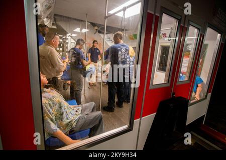 Anniston, Ala, 25 juin 2014 les élèves qui participent à l'Académie junior d'application de la loi de 2014 inspectent une scène de crime dans un métro simulé pendant un exercice. Au cours de cette semaine, les étudiants ont appris les bases des arrêts de la circulation, des procédures de technicien médical d'urgence, visité la prison du comté, observé une recherche de drogue d'unité K-9 et tiré des pastilles et des armes vivantes pour mieux comprendre une carrière d'application de la loi. (.. Photographies relatives aux programmes, aux activités et aux fonctionnaires de gestion des catastrophes et des situations d'urgence Banque D'Images