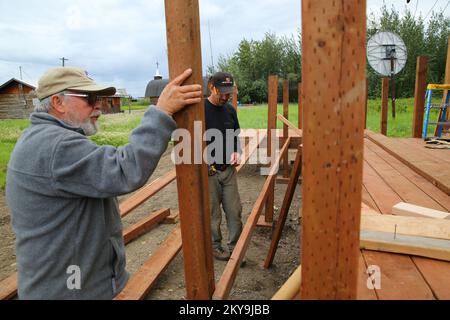 Circle, AK, 15 juillet 2014 Harold Miller, directeur du projet des services de catastrophe mennonite, fait la queue pour une maison de survivants de catastrophes qui a été endommagée par une grave inondation en mai 2013. Après la suspension des mesures de rétablissement à la fin de 2013 en raison des conditions météorologiques hivernales, la FEMA, l'État de l'Alaska et les bénévoles sont de retour travailler pour achever la reconstruction et la réparation des survivants de catastrophes qui sont admissibles à l'aide individuelle. Adam DuBrowa/FEMA. Inondations en Alaska. Photographies relatives aux programmes, aux activités et aux fonctionnaires de gestion des catastrophes et des situations d'urgence Banque D'Images