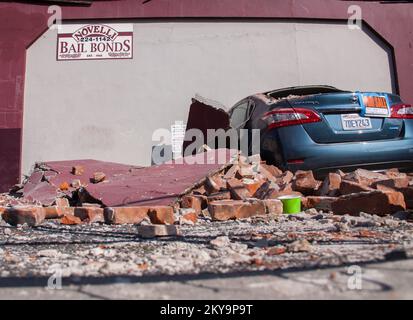 Napa, Californie, 24 août 2014 la chute de débris causée par le tremblement de terre à Napa a gravement endommagé cette voiture garée en centre-ville. Photographies relatives aux programmes, aux activités et aux fonctionnaires de gestion des catastrophes et des situations d'urgence Banque D'Images