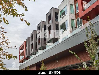 Vue de face de la maison résidentielle moderne en béton. Immeuble d'appartements aux façades colorées. Architecture minimaliste moderne Banque D'Images