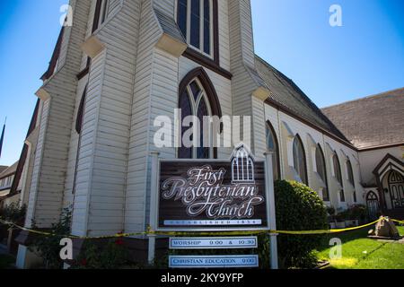 Napa, CA, 30 août 2014 ; A &ldquo;Restricted Use&rdquo; Un autocollant jaune et une bande protectrice marquent l'emplacement de la première église presbytérienne sur Third Street dans la ville de Napa, Californie, qui a été frappée par un tremblement de terre de 6,0 à 3 h 20 sur 24 août 2014. Au moins 125 structures ont été marquées par des inspecteurs comme dangereuses pour entrer dans la ville de Napa après le tremblement de terre. La FEMA soutient les gouvernements étatiques, locaux et tribaux dans leurs efforts pour se remettre des effets des catastrophes naturelles. Photographies relatives aux programmes, aux activités et aux fonctionnaires de gestion des catastrophes et des situations d'urgence Banque D'Images