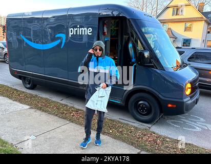 Racine, Wisconsin, États-Unis. 30th novembre 2022. Un employé d'Amazon effectue des livraisons dans une camionnette électrique de marque Rivier à racine. Amazon a annoncé son intention de disposer de 100 000 fourgonnettes de livraison de Rivian d'ici 2030. Les premiers ont été livrés par Rivier en juillet 2022. (Image de crédit : © Mark Hertzberg/ZUMA Press Wire) Banque D'Images