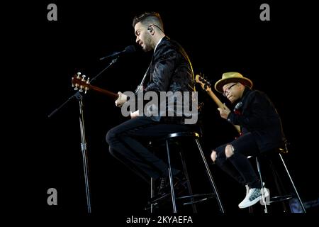 Washington, DC, États-Unis. 30th novembre 2022. Andy Grammer, chanteur auteur de chansons, à gauche, se produit lors de la cérémonie nationale d'éclairage des arbres de Noël 100th à Washington, DC, États-Unis, le mercredi 30 novembre, 2022. Biden accueillera jeudi le président français Emmanuel Macron pour le premier dîner d'État à la Maison Blanche dans plus de trois ans, mettant de côté les récentes tensions avec Paris sur les questions de défense et de commerce pour célébrer la plus ancienne alliance américaine. Credit: Ting Shen/Pool via CNP/dpa/Alay Live News Banque D'Images