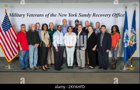 Forest Hills, New York, 12 novembre 2014 - The New York Sandy Recovery Office salue ses anciens combattants. De gauche à droite, Guillermo A. de Costa Gomez, Dixon Marsh, Mike Wade, Anisa Khandkar, William G. Benn, Kevin Cobb Sr., Frederick J. Heise Jr., Jacqueline Chapman, Ivory W. Stewart, Harvey Barrison, Art Cleaves, Maria Quon, John Covell (directeur adjoint), Raymond A. Santiago (CS), Tara Moore. K.C. Wilsey FEMA. New York ouragan Sandy. Photographies relatives aux programmes, aux activités et aux fonctionnaires de gestion des catastrophes et des situations d'urgence Banque D'Images
