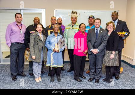 New York, New York, Arkansas. 2, 2015 les membres tribaux et les fiduciaires de la nation Shinnecock ont procédé à une cérémonie traditionnelle pour renvoyer leur drapeau à l'administrateur régional Jerome Hatfield au bureau de la région II de la FEMA. (À partir de la gauche, Milo Booth, conseiller national en affaires tribales du siège social; Tradell Willis, batteur; Yokarina Duarte, NY OEM; Bryan poli, fiduciaire; Lucille Bosley, fiduciaire; Leon Smith, Batteur; Daniel Collins, président; Tracey Pace, gestionnaire des urgences; Brad Smith, fiduciaire; John Fusco, NY DHSES; Nancy Mize, Agent des affaires intergouvernementales de liaison tribale de la région II de la FEMA; Jerome Hatfield, annonce de la région II de la FEMA Banque D'Images