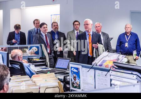 New York, New York, Arkansas. 14, 2015-John Grathwol (portant une cravate orange) du Bureau du maire de la ville de New York visite le Bureau de la gestion et du budget de New York Sandy Recovery Office pour un exposé et pour remercier le personnel des programmes d'aide publique et d'atténuation pour le travail qu'ils font. K.C. Wilsey FEMA. New York ouragan Sandy. Photographies relatives aux programmes, aux activités et aux fonctionnaires de gestion des catastrophes et des situations d'urgence Banque D'Images