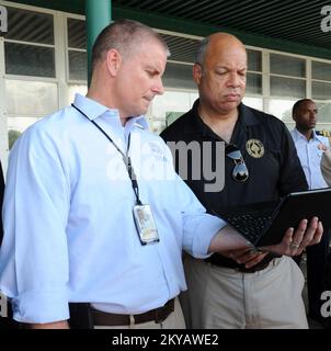 Houston, TX, 7 juin 2015 le secrétaire à la sécurité intérieure, Jeh Johnson, à droite, examine les dégâts causés par les inondations par l'administrateur de la région 6 de la FEMA, Tony Robinson, dans un centre d'accueil mobile d'inscription situé à la Spring Woods Middle School. Les résidents touchés par les récentes inondations sont encouragés à s'inscrire au service de location d'aide en cas de catastrophe, par téléphone au 1-800-621-3362 (FEMA) ou par ATS au 1-800-462-7585, ou en ligne à www.disastperassistance.gov ou à htt:m.fema.gov avec un rodoir intelligent. Jocelyn. Houston, TX, 7 juin 2015 -- le secrétaire à la sécurité intérieure, Jeh Johnson, à droite, examine les dégâts causés par les inondations dans la région de la FEMA Banque D'Images