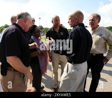 Houston, TX, 7 juin 2015 Gerard Stolar, directeur de la branche II de la FEMA, deuxième de droite, et l'officier de coordination fédéral Kevin Hannes, à gauche, bref Secrétaire du Département de la sécurité intérieure, Jeh Johnson, centre et membres du Congrès, à un centre d'accueil d'inscription mobile établi u à l'école secondaire de Spring Woods. Les résidents touchés par les récentes inondations sont encouragés à s'inscrire au service de location d'aide en cas de catastrophe, par téléphone au 1-800-621-3362 (FEMA) ou par ATS au 1-800-462-7585 ou en ligne à www.disastperassistance.gov ou m.fema.gov avec un téléphone intelligent. Jocelyn. Houston, TX, 7 juin 2015 -- Gerard Stolar, branche II de la FEMA Banque D'Images