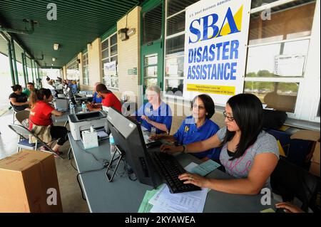 Houston, TX, 7 juin 2015 Représentant du service à la clientèle de l'administration des petites entreprises Marcela de Guia, deuxième à droite. S'adresse à Azalia Rojas, un résident local, dans un centre d'accueil mobile situé à Spring Woods Middle School. Les résidents touchés par les récentes inondations sont encouragés à s'inscrire au service de location d'aide en cas de catastrophe, par téléphone au 1-800-621-3362 (FEMA) ou par ATS au 1-800-462-7585, ou en ligne à www.disastperassistance.gov ou à htt:m.fema.gov avec un rodoir intelligent. Jocelyn. Houston, TX, 7 juin 2015 -- Marcela de Guia, représentante du service à la clientèle pour l'administration des petites entreprises, deuxième à droite Banque D'Images