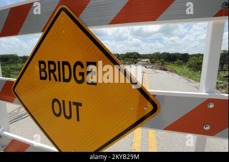 Wimberley, TX, États-Unis 26 juin 2015 Un panneau indique que le pont sur la route Fisher Store est fermé en raison des récentes tempêtes et inondations. Les résidents touchés par les récentes inondations peuvent s'inscrire pour obtenir de l'aide en cas de catastrophe ou obtenir des renseignements sur leur demande en composant le 1-800-621-3362 (FEMA); ATS 1-800-462-7585. Jocelyn. Wimberley, Texas, États-Unis--26 juin 2015--un panneau indique que le pont sur la route Fisher Store est fermé en raison des récentes tempêtes et inondations. Photographies relatives aux programmes, aux activités et aux fonctionnaires de gestion des catastrophes et des situations d'urgence Banque D'Images