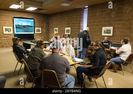 Hot Springs, SD, 19 août 2015 - les demandeurs d'aide publique de la FEMA se réunissent pour une présentation de Doug Gorham, coordonnateur de la fermeture des opérations de secours du ministère de la sécurité publique du Dakota du Sud, lors d'une séance d'information du demandeur au centre civique de Mueller à Hot Springs, Dakota du Sud. L'aide publique (AP) de la FEMA a été mise à la disposition du comté de Fall River, Dakota du Sud, après une déclaration de catastrophe fédérale (DR-4233) sur 30 juillet pour de graves tempêtes, des tornades, des vents en ligne droite et des inondations qui se sont produites entre 17 juin et le 24 septembre 2015. Dakota du Sud : tempêtes, tornades, vents en ligne droite et inondations. Banque D'Images