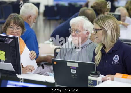Wimberley, Texas, États-Unis 26 août 2015 les résidents de Wimberley gay et Mike Sullivan passent en revue la représentante de Flood mas Sarah Carrion à la réunion de la communauté de Flood Elevation de la base consultative. Des représentants locaux, d'État et de la FEMA étaient présents à la réunion pour aider et conseiller les propriétaires sur les mises à jour de Flood ma. Andrea. Tempêtes, tornades, vents en ligne droite et inondations au Texas. Photographies relatives aux programmes, aux activités et aux fonctionnaires de gestion des catastrophes et des situations d'urgence Banque D'Images
