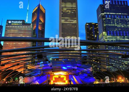 Chicago, Illinois, États-Unis. Une foule remplit la pelouse lors d'un concert d'été au Jay Pritzker Pavilion de Chicago, dans le centre-ville de Millennium Park. Banque D'Images