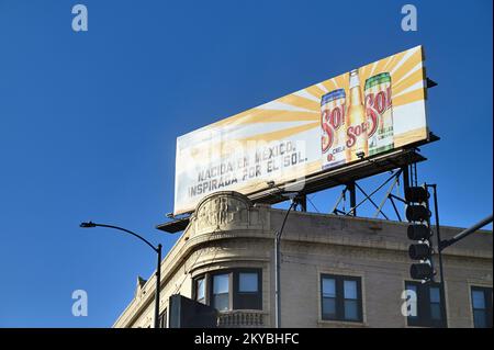 Chicago, Illinois, États-Unis. Un panneau d'affichage sur un toit annonçant une bière mexicaine en espagnol. Banque D'Images