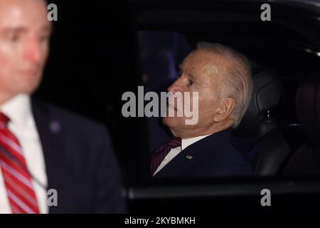 Washington, États-Unis. 30th novembre 2022. LE président AMÉRICAIN Joe Biden et le président français Emmanuel Macron partent après avoir dîné au restaurant Fiola Mare, à Washington, DC, mercredi, 30 novembre 2022. Biden accueillera jeudi le président français Macron pour le premier dîner d'Etat à la Maison Blanche dans plus de trois ans, mettant de côté les récentes tensions avec Paris sur les questions de défense et de commerce pour célébrer la plus ancienne alliance américaine. Photo par Ting Shen/UPI crédit: UPI/Alay Live News Banque D'Images