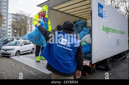 Berlin, Allemagne. 28th novembre 2022. Deux employés chargent un camion avec des vieux vêtements donnés. Entre autres choses, la mission de la ville de Berlin gère un magasin de vêtements, un abri d'urgence pour les sans-abri et une ambulance pour les personnes dans le besoin non assurées à Lehrter Straße. (À dpa ''le besoin est en augmentation' - les dons pour les sans-abri sont en baisse drastiquement') crédit: Monika Skolimowska/dpa/Alay Live News Banque D'Images