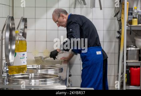 Berlin, Allemagne. 28th novembre 2022. Un employé de la Berliner Stadtmission prépare un repas chaud pour les sans-abri et les personnes dans le besoin dans la cuisine. Entre autres choses, la mission de la ville de Berlin gère un placard à vêtements, un abri d'urgence pour les sans-abri et une clinique externe pour les personnes sans-assuré dans la rue Lehrter Straße. (À dpa ''le besoin augmente' - les dons pour les sans-abri diminuent considérablement') crédit: Monika Skolimowska/dpa/Alay Live News Banque D'Images