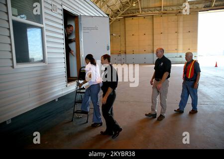 Mark Ackerman (UL), superviseur de la logistique de la FEMA, visite avec Ahsha Tribble, Ph.D., administratrice régionale adjointe de la région 9 de la FEMA (C) et l'agent de coordination fédéral Tim Scranton (R) tout en expliquant les caractéristiques techniques extérieures des unités de logement fabriquées. La FEMA fournit des unités de logements temporaires fabriqués aux survivants de catastrophes admissibles qui ont été touchés par les incendies catastrophiques. California Valley Fire et Butte Fire. Photographies relatives aux programmes, aux activités et aux fonctionnaires de gestion des catastrophes et des situations d'urgence Banque D'Images