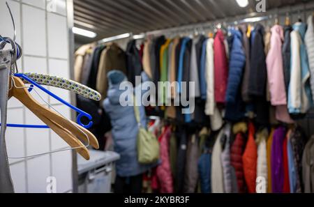 Berlin, Allemagne. 28th novembre 2022. Une femme dans le besoin cherche une veste d'hiver chaude au magasin de vêtements Stadtmission de Berlin. Entre autres choses, la mission de la ville de Berlin gère un magasin de vêtements, un abri d'urgence pour les sans-abri et une clinique externe pour les personnes dans le besoin non assurées à Lehrter Straße. (À dpa ''le besoin est en hausse' - les dons pour les sans-abri diminuent considérablement') crédit: Monika Skolimowska/dpa/Alay Live News Banque D'Images