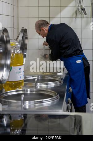 Berlin, Allemagne. 28th novembre 2022. Un employé de la Berliner Stadtmission prépare un repas chaud pour les sans-abri et les personnes dans le besoin dans la cuisine. Entre autres choses, la mission de la ville de Berlin gère un placard à vêtements, un abri d'urgence pour les sans-abri et une clinique externe pour les personnes sans-assuré dans la rue Lehrter Straße. (À dpa ''le besoin augmente' - les dons pour les sans-abri diminuent considérablement') crédit: Monika Skolimowska/dpa/Alay Live News Banque D'Images