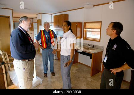 Mark Ackerman (L), superviseur logistique de la FEMA, explique à l'administrateur régional adjoint, région de la FEMA IX Ahsha Tribble, Ph.D. (C) et Justin Dombrowski (R), directeur de la réponse de la région 9 de la FEMA, au sujet des caractéristiques techniques des unités de logement fabriquées. La FEMA fournit des unités de logements temporaires fabriqués aux survivants de catastrophes admissibles qui ont été touchés par les incendies catastrophiques. California Valley Fire et Butte Fire. Photographies relatives aux programmes, aux activités et aux fonctionnaires de gestion des catastrophes et des situations d'urgence Banque D'Images