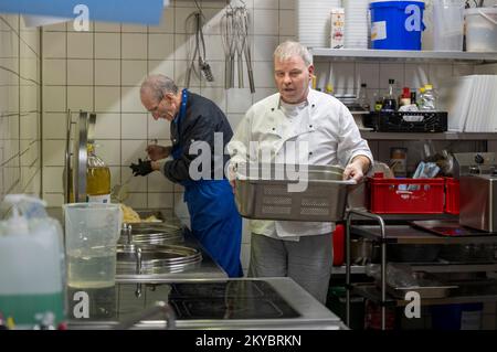 Berlin, Allemagne. 28th novembre 2022. Les employés de la Berliner Stadtmission préparent un repas chaud pour les sans-abri et les personnes dans le besoin dans la cuisine. Entre autres choses, la mission de la ville de Berlin exploite un magasin de vêtements, un abri d'urgence pour les sans-abri et une clinique externe pour les personnes sans assurance dans le besoin à Lehrter Straße. (À dpa ''le besoin est en hausse' - les dons pour les sans-abri diminuent considérablement') crédit: Monika Skolimowska/dpa/Alay Live News Banque D'Images