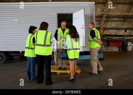 Mark Ackerman (C), superviseur logistique de la FEMA, explique la mission de logement temporaire à la représentante sur le terrain du sénateur Boxer, Julissa Delgado (CR), lors d'une visite de la zone de préparation de l'unité de logement fabriqué (UGM). Parce que les logements locatifs sont rares dans les deux comtés touchés, la FEMA met les MHU à la disposition des survivants de catastrophes éligibles. California Valley Fire et Butte Fire. Photographies relatives aux programmes, aux activités et aux fonctionnaires de gestion des catastrophes et des situations d'urgence Banque D'Images