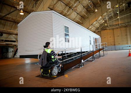 La FEMA met des unités de logement fabriquées (UMM) à la disposition des survivants inscrits admissibles dans les comtés désignés après que les incendies de forêt ont détruit des maisons et des biens. Pour les survivants handicapés, certaines UHM sont équipées de modifications qui pourraient inclure une rampe et des modifications de comptoir. California Valley Fire et Butte Fire. Photographies relatives aux programmes, aux activités et aux fonctionnaires de gestion des catastrophes et des situations d'urgence Banque D'Images