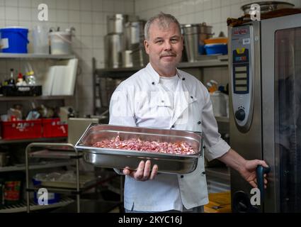 Berlin, Allemagne. 28th novembre 2022. Dirk Seliger, chef de la cuisine logistique, se trouve dans la cuisine de la Berliner Stadtmission. Entre autres choses, la mission de la ville de Berlin exploite un magasin de vêtements, un abri d'urgence pour les sans-abri et une clinique externe pour les personnes sans assurance dans le besoin à Lehrter Straße. (À dpa ''le besoin est en hausse' - les dons pour les sans-abri diminuent considérablement') crédit: Monika Skolimowska/dpa/Alay Live News Banque D'Images