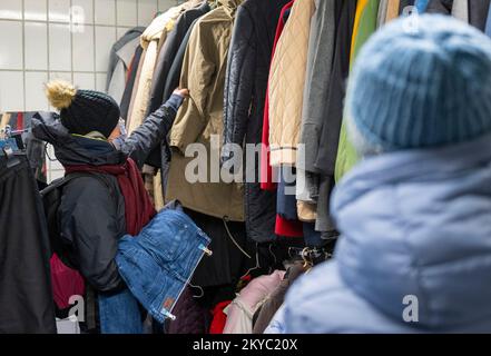 Berlin, Allemagne. 28th novembre 2022. Les femmes nécessiteuses recherchent des vêtements adaptés à la boutique de vêtements Berlin Stadtmission. Entre autres choses, la mission de la ville de Berlin exploite un magasin de vêtements, un abri d'urgence pour les sans-abri et une clinique externe pour les personnes sans assurance dans le besoin à Lehrter Straße. (À dpa ''le besoin est en hausse' - les dons pour les sans-abri diminuent considérablement') crédit: Monika Skolimowska/dpa/Alay Live News Banque D'Images