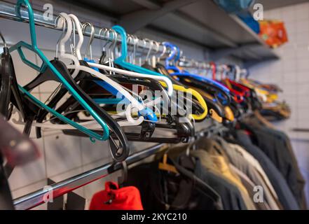 Berlin, Allemagne. 28th novembre 2022. Des cintres vides sont suspendus à un bar de la boutique de vêtements du Stadtmission de Berlin. Entre autres choses, la mission de la ville de Berlin gère un magasin de vêtements, un abri d'urgence pour les sans-abri et une clinique externe pour les personnes dans le besoin non assurées à Lehrter Straße. (À dpa ''le besoin est en hausse' - les dons pour les sans-abri diminuent considérablement') crédit: Monika Skolimowska/dpa/Alay Live News Banque D'Images