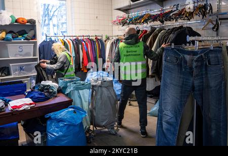 Berlin, Allemagne. 28th novembre 2022. Des vêtements donnés sont accroché aux rails du magasin de vêtements Berliner Stadtmission. Entre autres choses, la mission de la ville de Berlin gère un placard à vêtements, un abri d'urgence pour les sans-abri et une clinique externe pour les personnes sans-assuré dans la rue Lehrter Straße. (À dpa ''le besoin est en augmentation' - les dons pour les sans-abri sont en baisse drastiquement') crédit: Monika Skolimowska/dpa/Alay Live News Banque D'Images