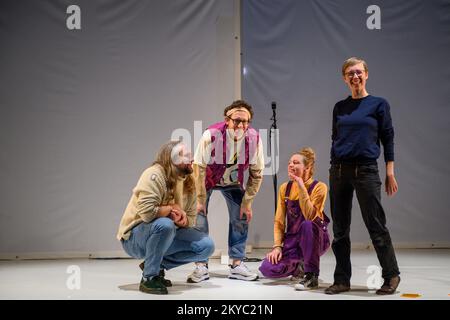 PRODUCTION - 29 novembre 2022, Saxe-Anhalt, Magdebourg : Kevin Schulz (l-r) du Kammerspiele Magdeburg, Maria Gebhardt, Michael Morche de l'association 'Spielmitte freies Kinder- und Jugendtheater Halle', Jennifer Krannich, qui propose des pièces de théâtre à partir de l'âge de deux ans avec 'niedlich&Groß', et Maria Gebhardt, directrice de l'association Landeshalt-Sachsen sur la scène du théâtre Andesse-Frezentrum. Avec un nouveau portail en ligne à l'échelle de l'État, les théâtres indépendants de Saxe-Anhalt veulent devenir plus professionnels dans leur visibilité et augmenter leur portée. À l'avenir, le plat Banque D'Images