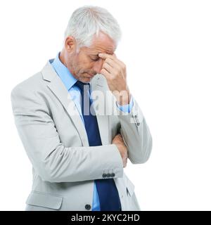 Le travail le met en avant. Photo studio d'un homme d'affaires mature et frustré isolé sur blanc. Banque D'Images