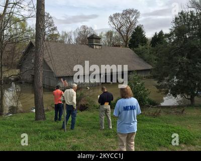 Le personnel de la FEMA, de la SBA et de l'agence de gestion des urgences du Mississippi discute avec un responsable local tout en surveillant les dommages causés à une maison inondée dans le comté de Coahoma, dans le sud du pays. 18 mars 2016 & ndash ; le personnel de FEMA, SBA et de l'agence de gestion des urgences du Mississippi s'entretenir avec un responsable local tout en enquêtant sur les dommages causés à une maison inondée dans le comté de Coahoma, dans le sud du pays (Carr McKay/FEMA). Photographies relatives aux programmes, aux activités et aux fonctionnaires de gestion des catastrophes et des situations d'urgence Banque D'Images