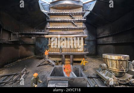 Vue d'une grande coupe d'un four de fabrication d'acier soviétique, de l'époque russe dans un diorama. Au Musée d'histoire locale de Karaganda, Kazakhstan. Banque D'Images