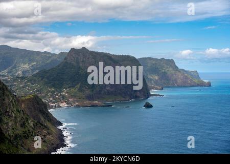 Vue sur la côte rocheuse et la mer escarpées, le village de Porto da Cruz et la roche aigle de Penha de Agia, paysage côtier, sentier de randonnée Vereda do Larano, Madère Banque D'Images