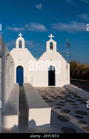 Petite église blanche, Mykonos, Grèce Banque D'Images