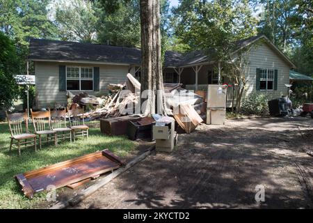 Les propriétaires d'entreprises et de maisons nettoient les débris de leurs propriétés endommagées par les inondations à Denham Springs, la, lundi, 22 août 2016. Louisiane tempêtes et inondations graves. Photographies relatives aux programmes, aux activités et aux fonctionnaires de gestion des catastrophes et des situations d'urgence Banque D'Images