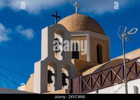 Clocher, village traditionnel de Megalochori, Santorini, Grèce Banque D'Images