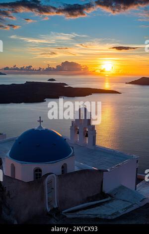Coucher de soleil sur les îles volcaniques de Santorini et l'église orthodoxe Anastasi au coucher du soleil, Fira, Santorini, Grèce Banque D'Images