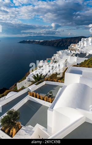 Maisons blanches de luxe à Fira, Santorini, Grèce Banque D'Images