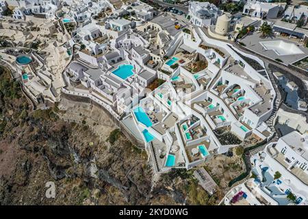 Antennes des piscines d'un hôtel de luxe à Santorini, Grèce Banque D'Images