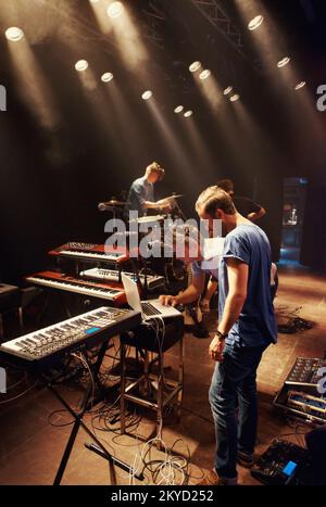 Un claviériste qui se balance sur scène. Ce concert a été créé dans le seul but de cette séance photo, avec 300 modèles et 3 groupes live. Tous Banque D'Images