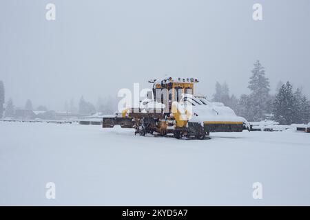 Un régulateur de ballast par jour de neige, sur les voies de la cour de chemin de fer de BNSF, dans la ville de Troy, Montana. Burlington Northern et Santa Fe Railway était Banque D'Images