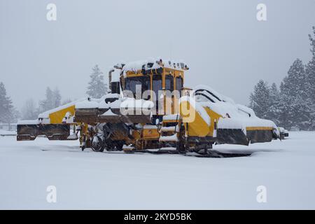 Un régulateur de ballast par jour de neige, sur les voies de la cour de chemin de fer de BNSF, dans la ville de Troy, Montana. Burlington Northern et Santa Fe Railway était Banque D'Images