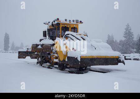 Un régulateur de ballast par jour de neige, sur les voies de la cour de chemin de fer de BNSF, dans la ville de Troy, Montana. Burlington Northern et Santa Fe Railway était Banque D'Images