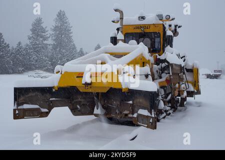 Un régulateur de ballast par jour de neige, sur les voies de la cour de chemin de fer de BNSF, dans la ville de Troy, Montana. Burlington Northern et Santa Fe Railway était Banque D'Images