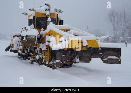 Un régulateur de ballast par jour de neige, sur les voies de la cour de chemin de fer de BNSF, dans la ville de Troy, Montana. Burlington Northern et Santa Fe Railway était Banque D'Images